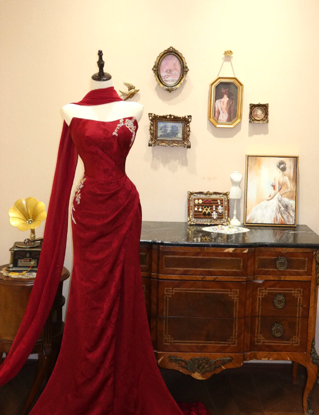 Elegant Red Strapless Mermaid Wedding Dress with Small Train P2770
