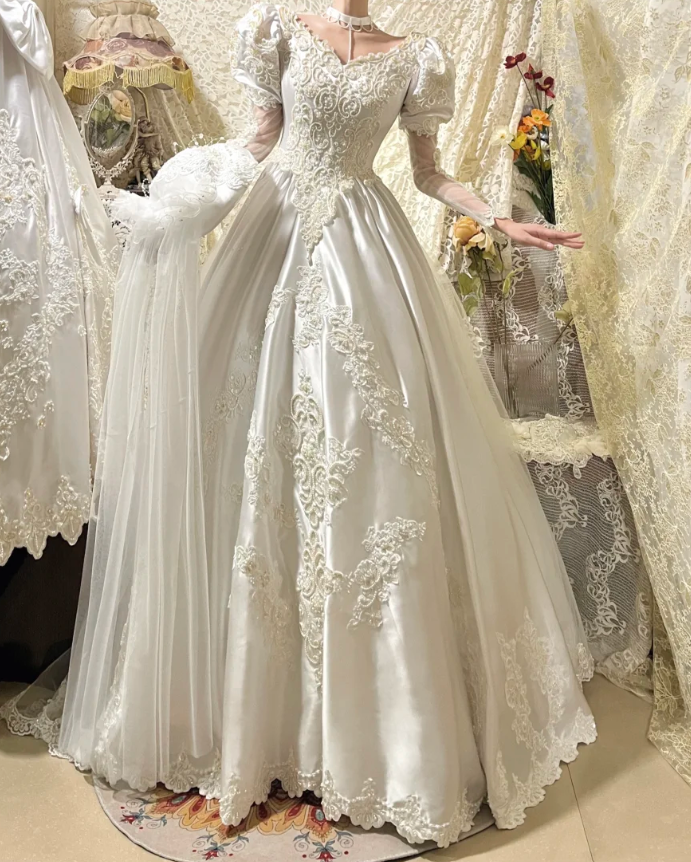 Gorgeous V Neck Satin Lace Appliques Beaded  White Formal Ball Gown Long Wedding Dress Bridal Gowns D2044