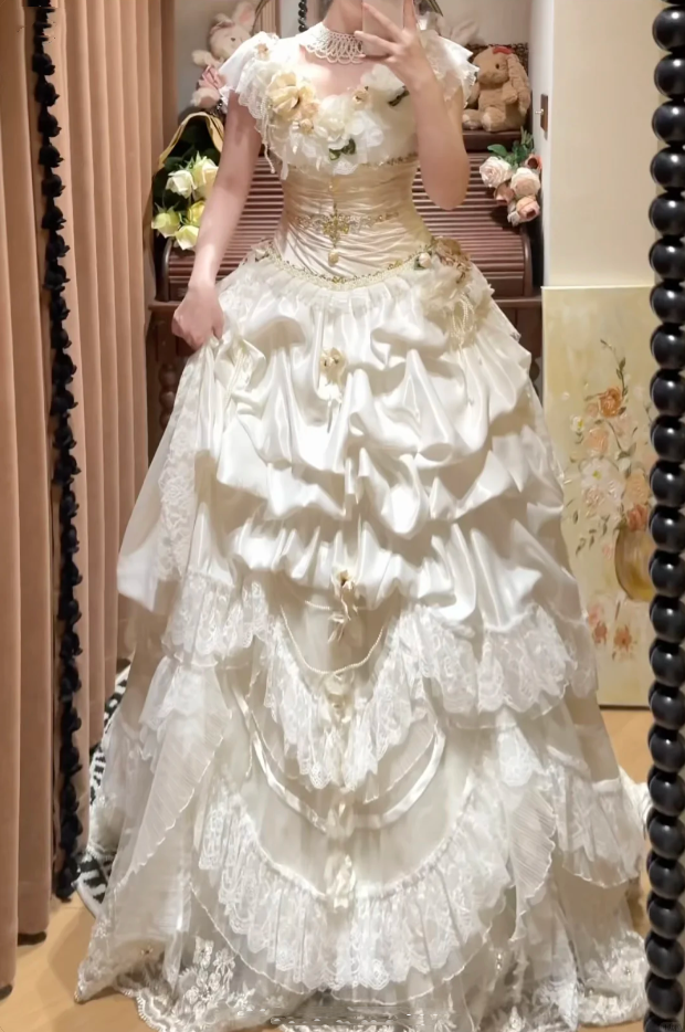Retro White Satin Lace Layered Long Wedding Dress Formal Bridal Gowns With Flowers D2038