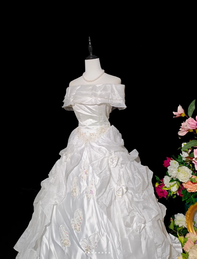 Vintage White Ball Gown Off The Shoulder Satin Pleated Appliques Beaded Birthday Quinceanera Dress D2356