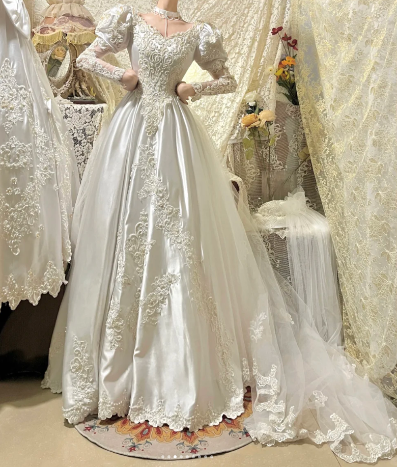 Gorgeous V Neck Satin Lace Appliques Beaded  White Formal Ball Gown Long Wedding Dress Bridal Gowns D2044