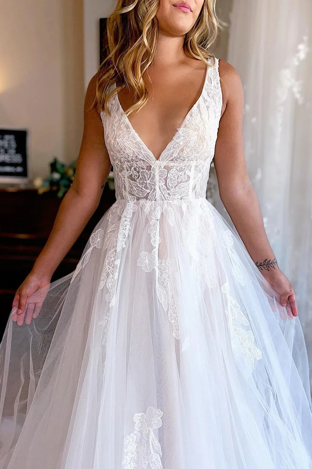 Tulle A-Line V-Neck Sleeveless Appliques Wedding Dress