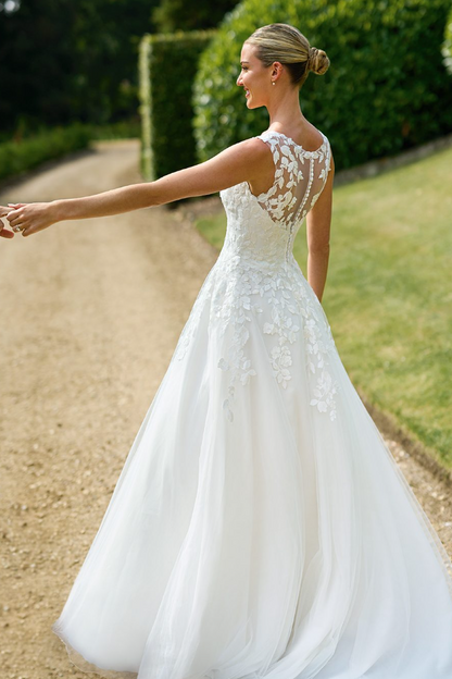 V-Neck Sleeveless Tulle A-Line Lace Appliques Wedding Dress