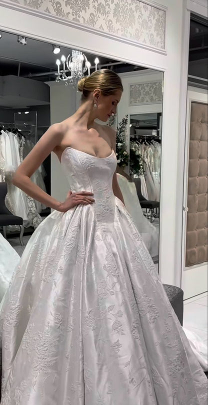 Pretty Wedding Dress Ball Gown Strapless Satin Floral White Wedding Dresses Bridal Gowns W0147