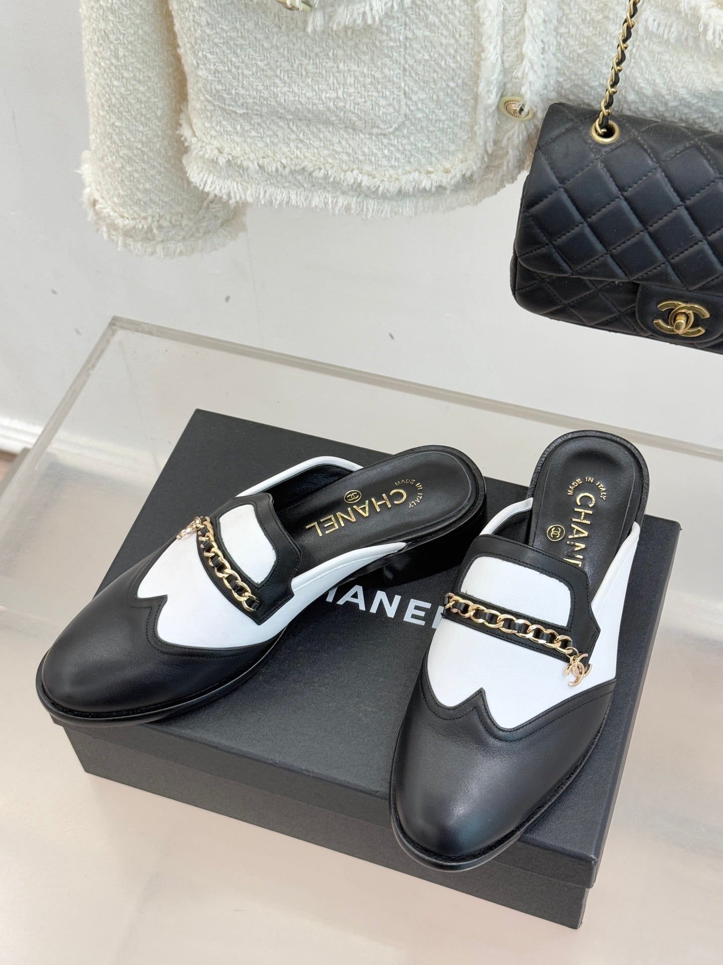 CC 25s Double C Buckle Half-Length Slippers Black White Calfskin 557702