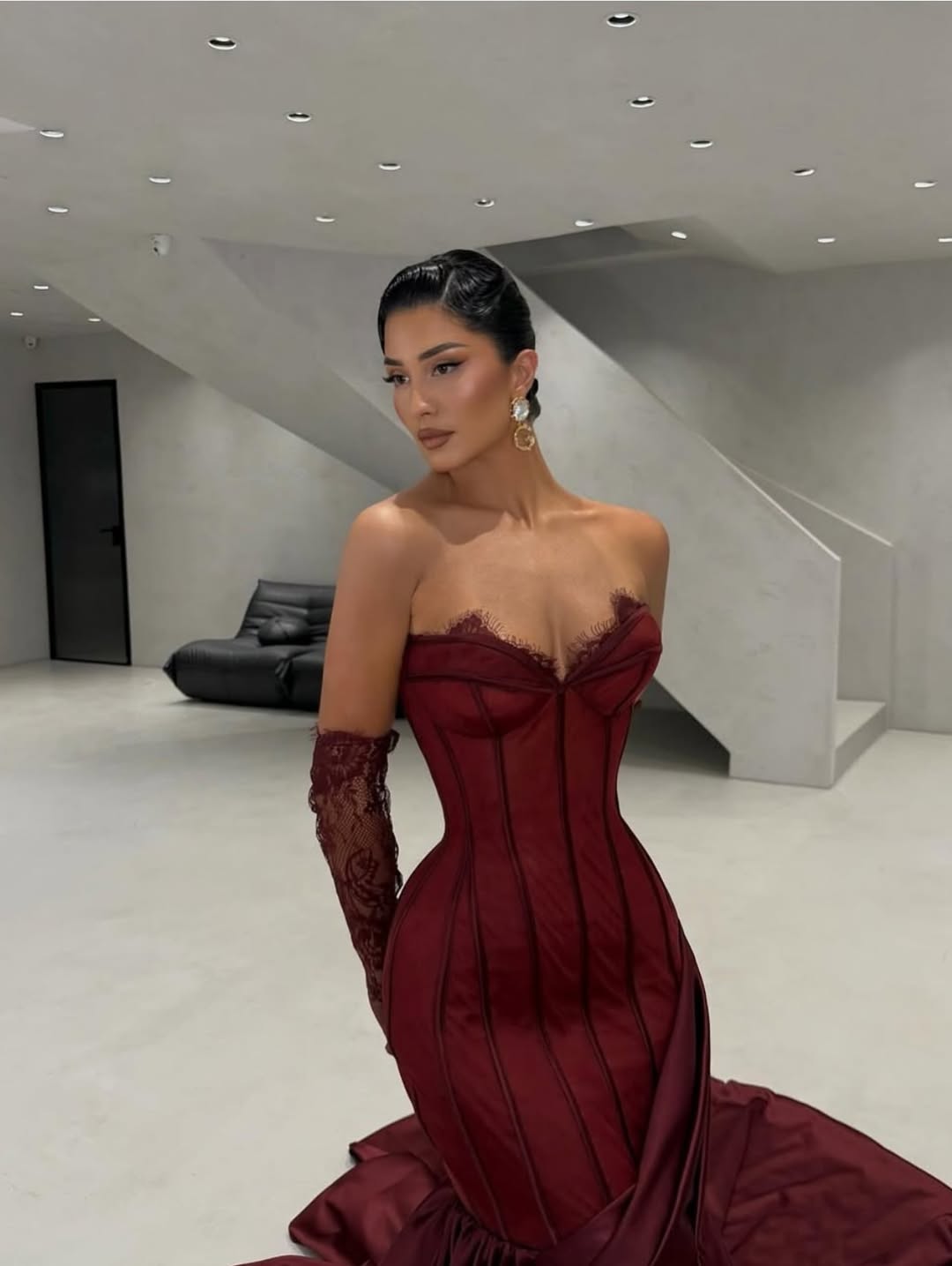 Elegant Sleeveless V-Neck Strapless Lace Mermaid Prom Dress With Gloves