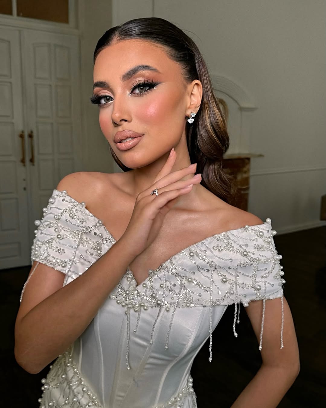 White Sleeveless Off-Shoulders Sweetheart Beads Prom Dress