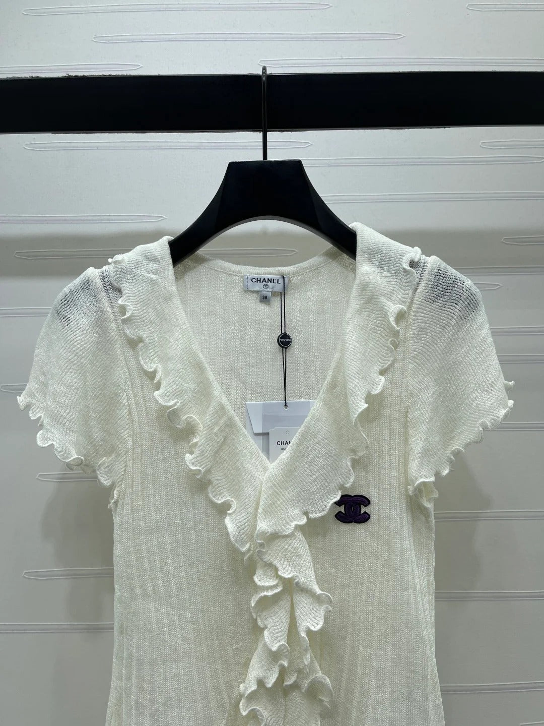 Chanel 2026 Ruffled Knit V-neck Short-sleeved T-shirt White Wool 356523