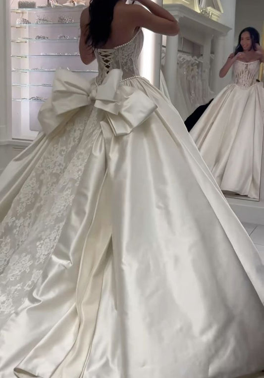 Beautiful Ball Gown Strapless Sleeveless White Satin Pleated Lace Wedding Dress Modest Wedding Dresses Princess Wedding Gowns DH1480