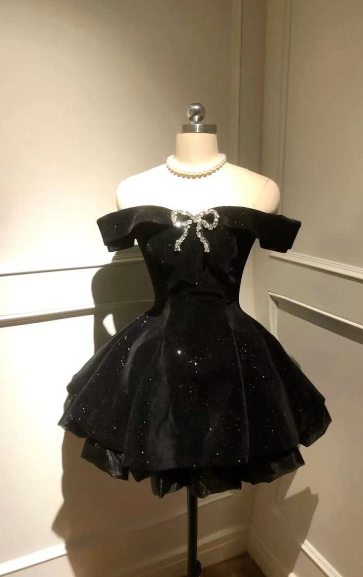 Sexy Ball Gown Off The Shoulder Black Velvet Short Formal 8th Grade Homecoming Dresses Summer Middle School Hoco Dress 6th Grade Graduation Outfits DH2098