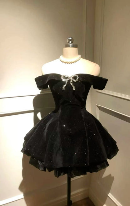 Sexy Ball Gown Off The Shoulder Black Velvet Short Formal 8th Grade Homecoming Dresses Summer Middle School Hoco Dress 6th Grade Graduation Outfits DH2098