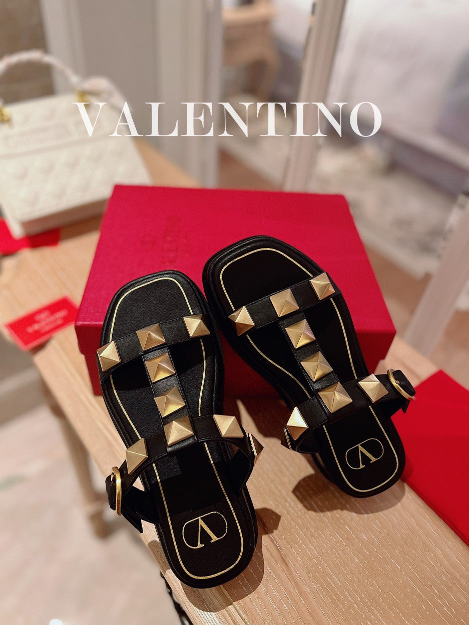 ROCKSTUD PLATFORM SANDALS MULE IN BLACK CALFSKIN