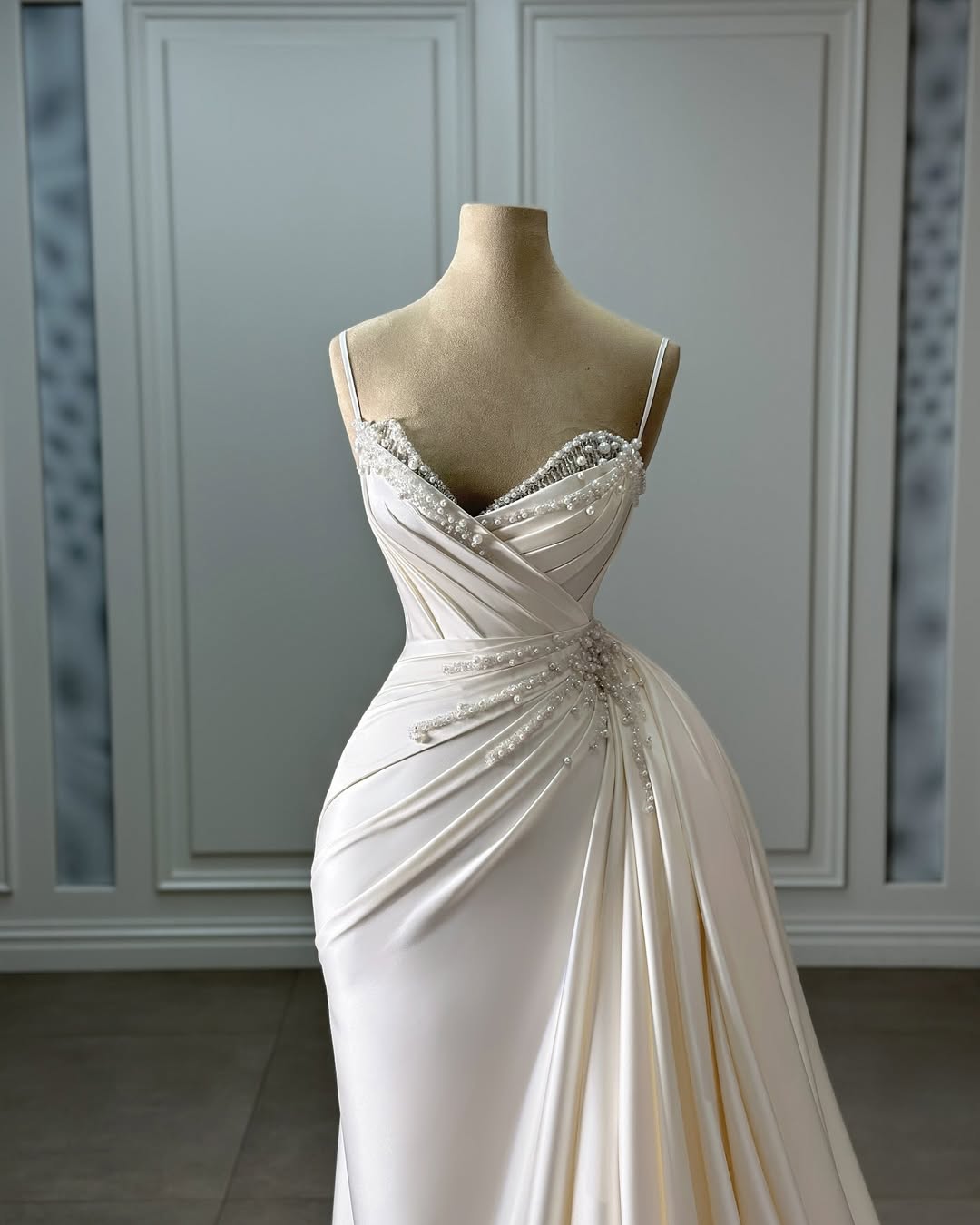 Sleeveless Spaghetti Straps V-Neck Pleated Prom Dress With Pearls