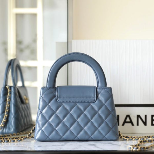 C hanel 24P 𝗞𝗲𝗹𝗹𝘆 Chain clutch bag(Blue)