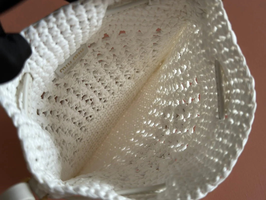 WANDER BUCKET BAG 23 WHITE IN RAFFIA WITH LEATHER TRIM